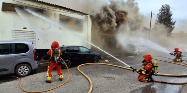 Un incendio en un taller de motos de Náquera moviliza a los servicios de emergencia y deja un herido