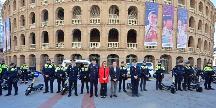 Valencia lanza la primera unidad policial en patinete eléctrico: 12 agentes ante el reto de la seguridad vial