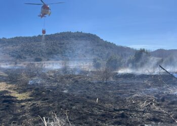Los servicios de extinción logran sofocar un incendio de vegetación en Vistabella del Maestrat