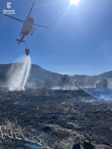 Los servicios de extinción logran sofocar un incendio de vegetación en Vistabella del Maestrat 2 HB2dFwYXMAAcyxw