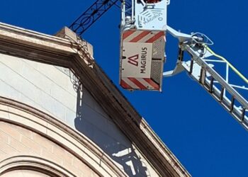 Los bomberos retiran la cruz de la iglesia de l’Alqueria de la Comtessa ante el riesgo de caída por el fuerte temporal
