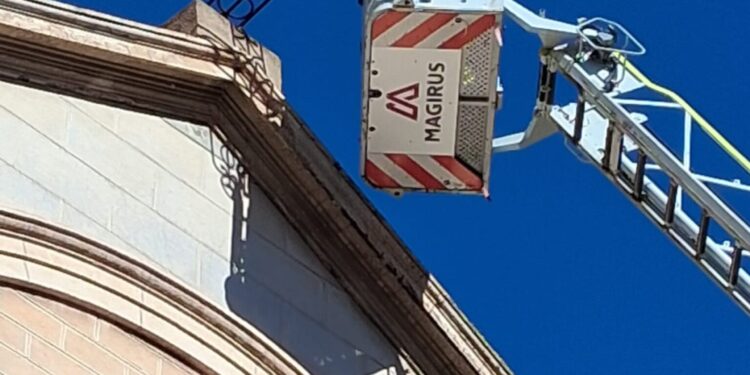Los bomberos retiran la cruz de la iglesia de l’Alqueria de la Comtessa ante el riesgo de caída por el fuerte temporal