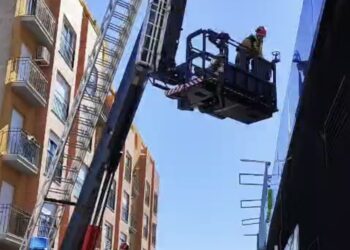 El temporal de viento pone en jaque a Castellón: los bomberos atienden 200 emergencias en una jornada crítica