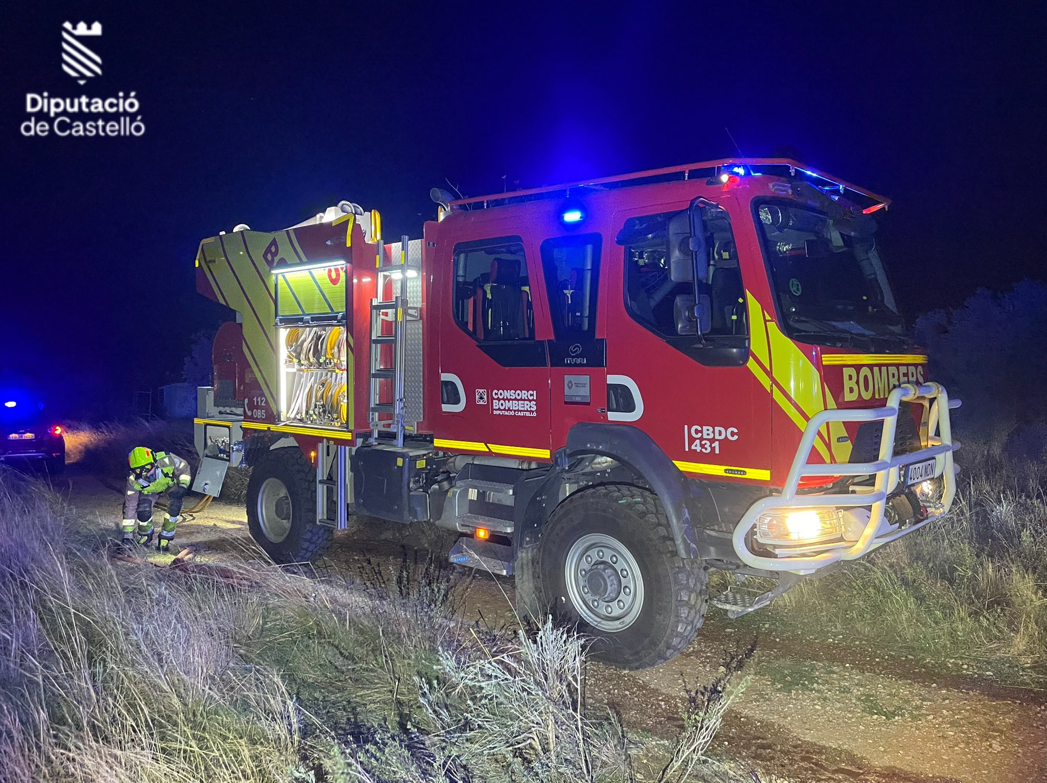 Los bomberos logran controlar el incendio de Peñíscola tras una noche crítica marcada por el temporal de viento 2 HBKoWbAWsAAMqvQ