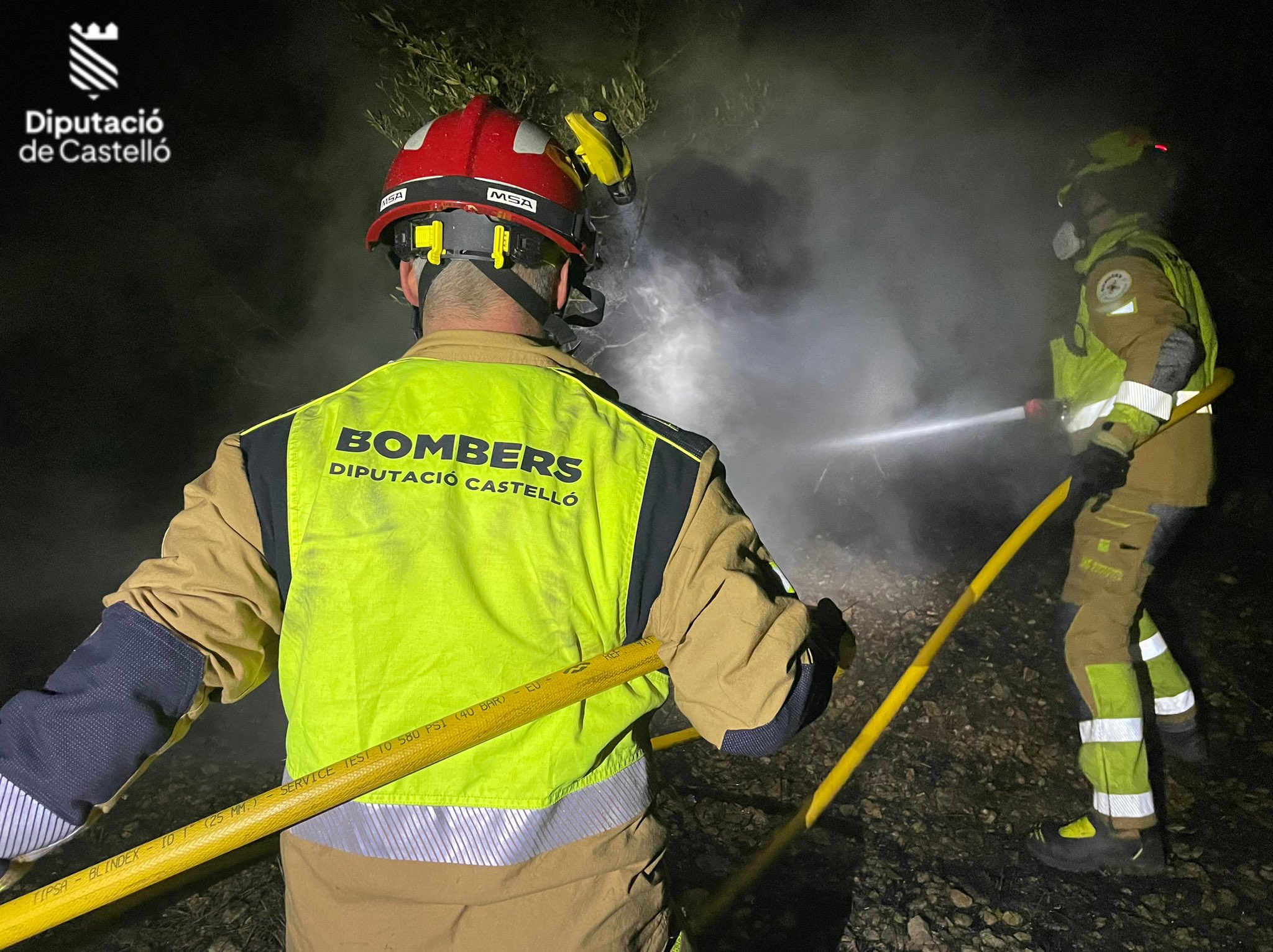 Los bomberos logran controlar el incendio de Peñíscola tras una noche crítica marcada por el temporal de viento 3 HBKoWbZakAQH8kt