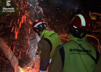 Los bomberos logran controlar el incendio de Peñíscola tras una noche crítica marcada por el temporal de viento