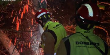 Los bomberos logran controlar el incendio de Peñíscola tras una noche crítica marcada por el temporal de viento