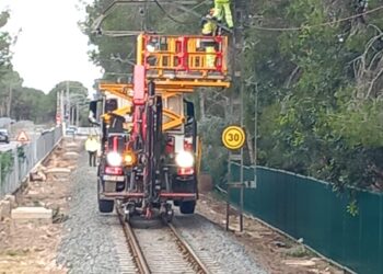 El "vía crucis" de la L2 de Metrovalencia: tres caídas de árboles en 24 horas bloquean el servicio en el Camp de Túria