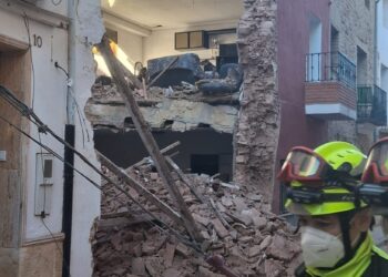 Emergencia en Puçol: 25 evacuados tras el derrumbe de una vivienda en el casco antiguo