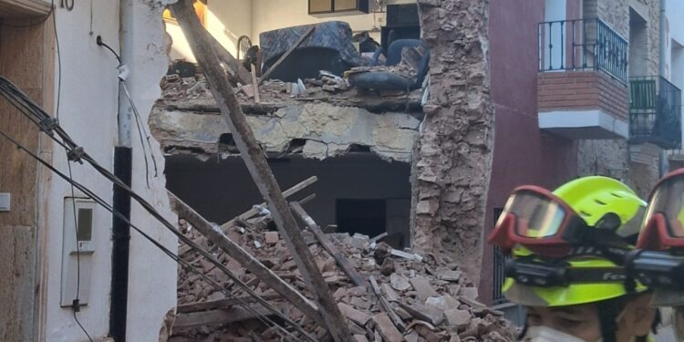 Emergencia en Puçol: 25 evacuados tras el derrumbe de una vivienda en el casco antiguo