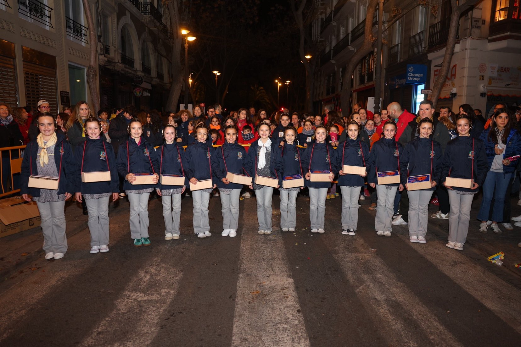La Macrodespertà marca el inicio de las Fallas 2026. Valencia despierta bajo el estruendo del "trons de bac" 3 HBvsNjDW0AAjvqJ