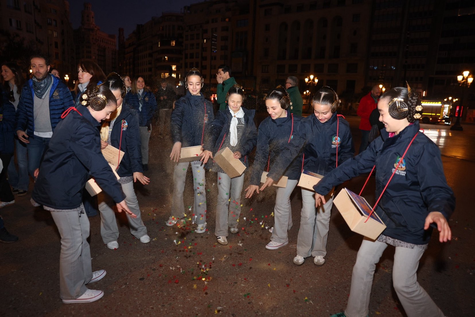 La Macrodespertà marca el inicio de las Fallas 2026. Valencia despierta bajo el estruendo del "trons de bac" 2 HBvsNjHWgAATZPI