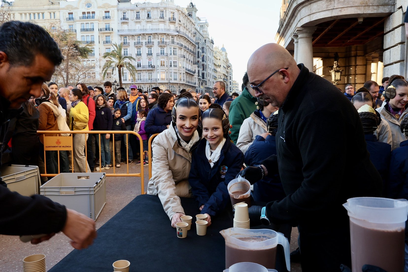 La Macrodespertà marca el inicio de las Fallas 2026. Valencia despierta bajo el estruendo del "trons de bac" 10 HBwCZrZXEAASeQ