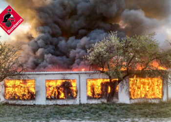 El fuego devora una nave textil en Biar y moviliza a los bomberos de toda la provincia