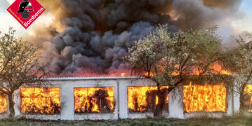 El fuego devora una nave textil en Biar y moviliza a los bomberos de toda la provincia