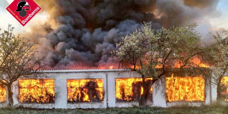 El fuego devora una nave textil en Biar y moviliza a los bomberos de toda la provincia