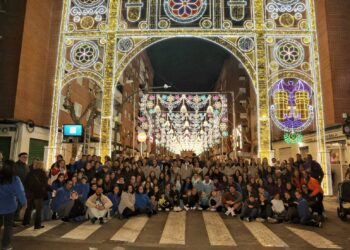 El resplandor de las luces falleras se traslada a la Malvarrosa: Río Tajo-Cavite inaugura su iluminación oficial