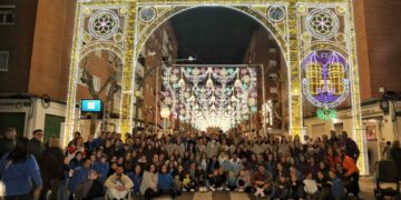 El resplandor de las luces falleras se traslada a la Malvarrosa: Río Tajo-Cavite inaugura su iluminación oficial