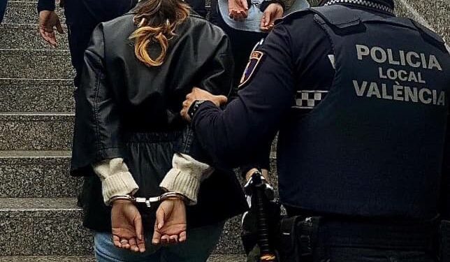 Golpe a la delincuencia itinerante en el corazón de Valencia: cuatro detenidas por robos en el Metro