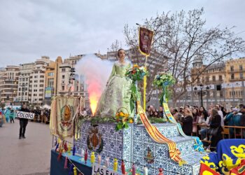 La Cabalgata del Ninot saca la primera pieza de falla a la calle