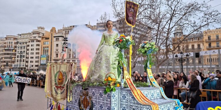 La Cabalgata del Ninot saca la primera pieza de falla a la calle
