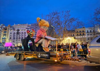 La Cabalgata del Ninot saca la primera pieza de falla a la calle