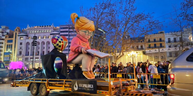 La Cabalgata del Ninot saca la primera pieza de falla a la calle