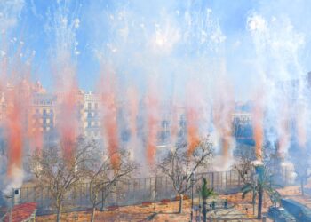 La catedral de la pólvora queda inaugurada para Fallas 2026 con llenazo en la mascletà de la Crida