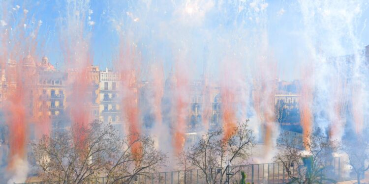 La catedral de la pólvora queda inaugurada para Fallas 2026 con llenazo en la mascletà de la Crida