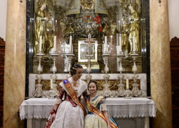 Las Falleras Mayores de Valencia acuden a la Mare de Deu dels Desamparats tras sus Exaltaciones