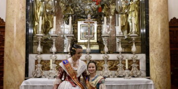 Las Falleras Mayores de Valencia acuden a la Mare de Deu dels Desamparats tras sus Exaltaciones