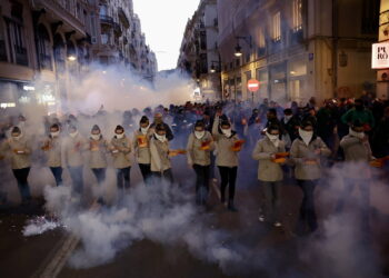 La Macrodespertà marca el inicio de las Fallas 2026. Valencia despierta bajo el estruendo del "trons de bac"