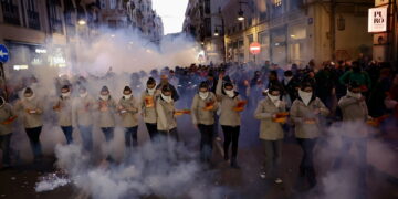 La Macrodespertà marca el inicio de las Fallas 2026. Valencia despierta bajo el estruendo del "trons de bac"
