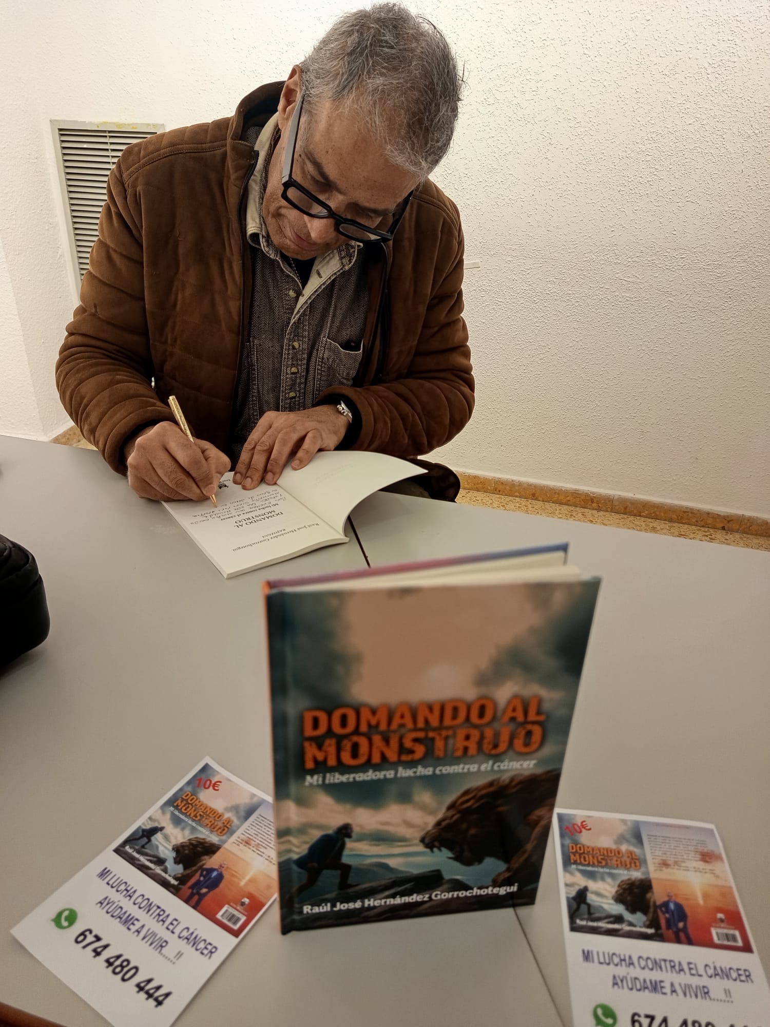 Benimámet acoge la gira del libro "Domando al monstruo" sobre el cáncer terminal 6 RAUL FIRMANDO LIBRO DOMANDO AL MONSTRUO 2