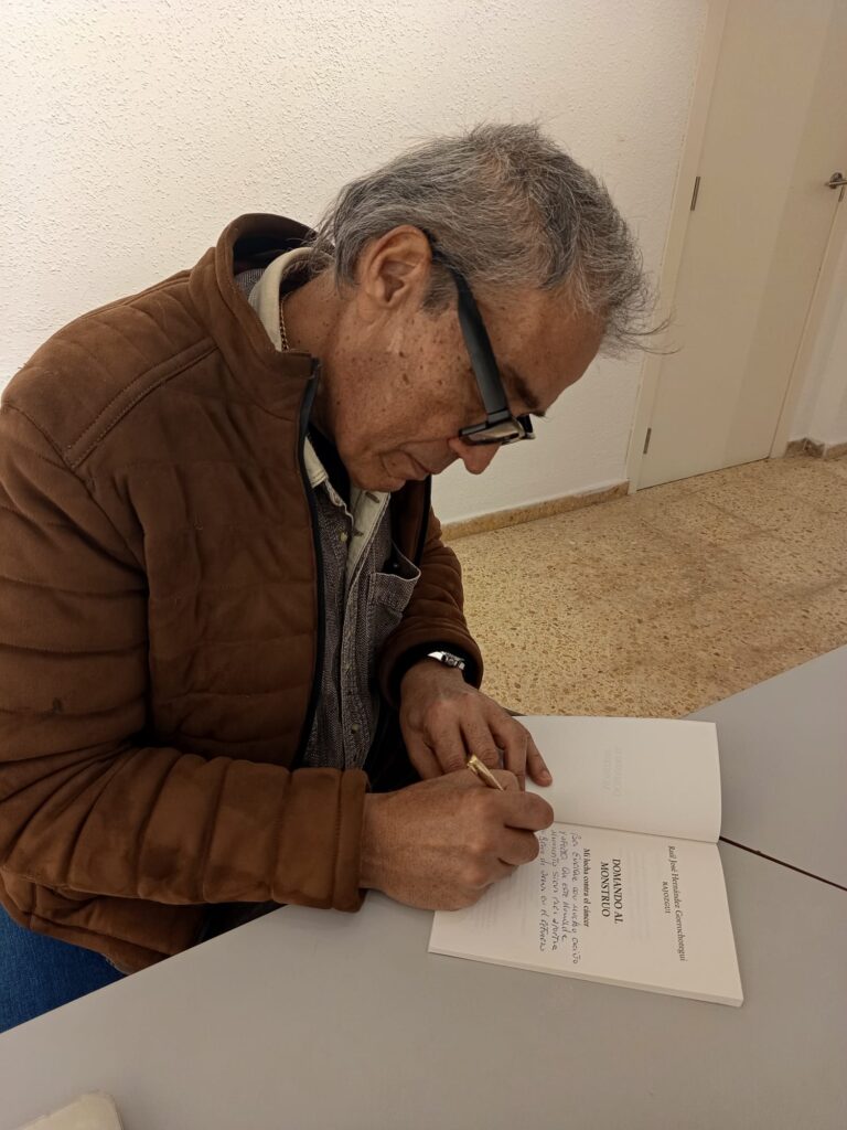 Sale a la luz el libro póstumo de Gorrochotegui "Mi lucha por vivir" 7 RAUL FIRMANDO LIBRO DOMANDO AL MONSTRUO