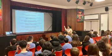 El Hospital Vithas Aguas Vivas impulsa la salud física y mental en las aulas del colegio María Auxiliadora de Sueca