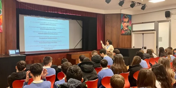 El Hospital Vithas Aguas Vivas impulsa la salud física y mental en las aulas del colegio María Auxiliadora de Sueca 1 El Hospital Vithas Aguas Vivas impulsa la salud física y mental en las aulas del colegio María Auxiliadora de Sueca