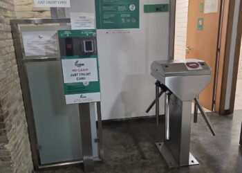 Los tornos de los baños del Mercado Central operativos: Los clientes deberán volver a pagar 1€