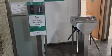 Los tornos de los baños del Mercado Central operativos: Los clientes deberán volver a pagar 1€