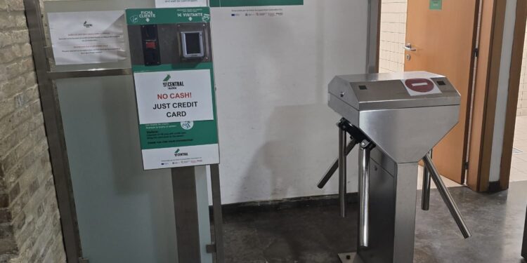 Los tornos de los baños del Mercado Central operativos: Los clientes deberán volver a pagar 1€ 1 Los tornos de los baños del Mercado Central operativos: Los clientes deberán volver a pagar 1€