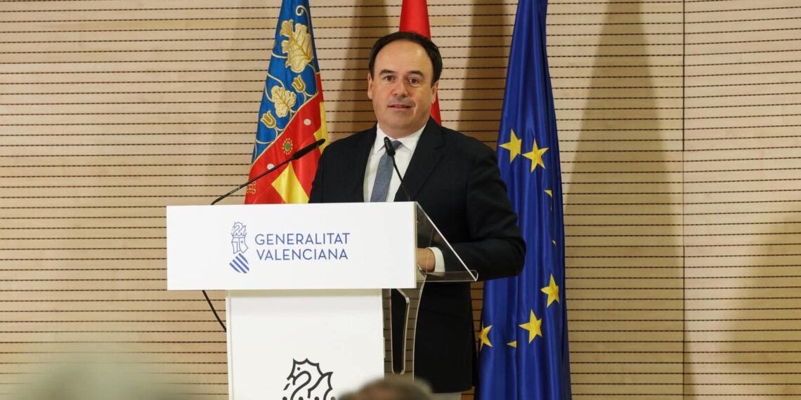 Lo Rat Penat exigix al Consell que complixca la seua paraula i oficialise els títuls de Valencià de Lo Rat Penat