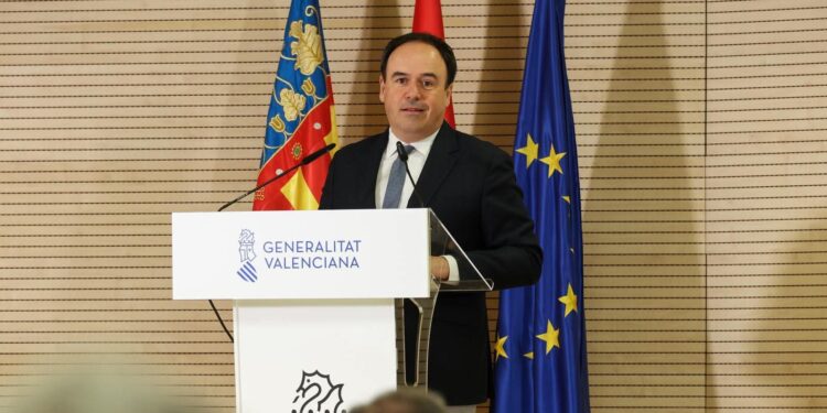 Lo Rat Penat exigix al Consell que complixca la seua paraula i oficialise els títuls de Valencià de Lo Rat Penat