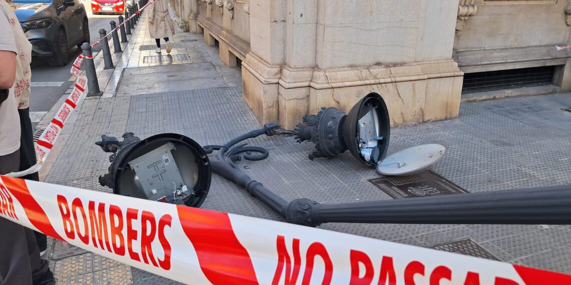 Un herido al caerle una farola encima en el centro de Valencia por el fuerte viento