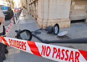 Un herido al caerle una farola encima en el centro de Valencia por el fuerte viento
