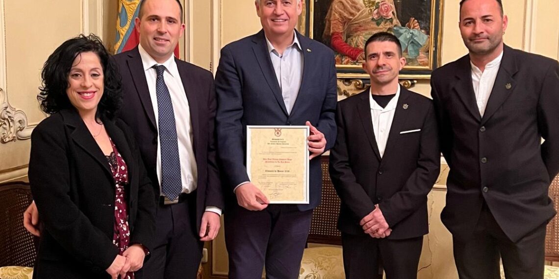 Josep Vicent Navarro Raga rep el títul de Clavari d’Honor 2026 de la Germandat de la Coronació d’Espines