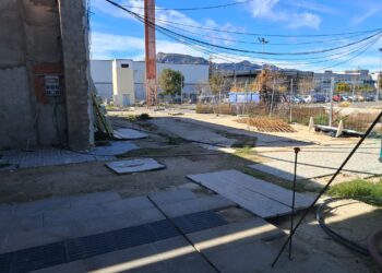 Abandono del ferrocarril. Saltar la valla o cruzar las obras por medio: Así se accede hoy a la Estación de tren de Tavernes de la Valldigna