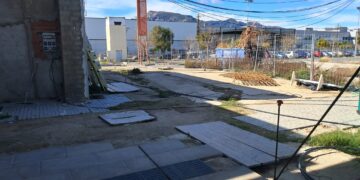 Abandono del ferrocarril. Saltar la valla o cruzar las obras por medio: Así se accede hoy a la Estación de tren de Tavernes de la Valldigna