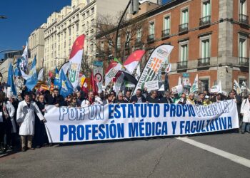 La rebelión de las batas blancas: Miles de médicos sitian Sanidad como antesala a una huelga nacional histórica