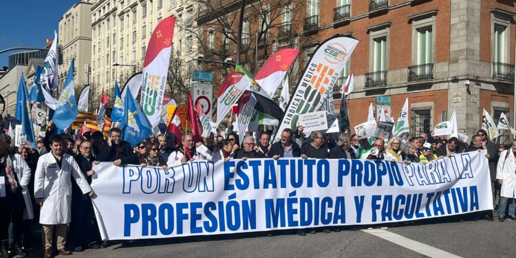 La rebelión de las batas blancas: Miles de médicos sitian Sanidad como antesala a una huelga nacional histórica