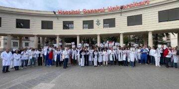 Los médicos mantienen el pulso al Sistema Nacional de Salud: "Estamos maltratados y agotados"